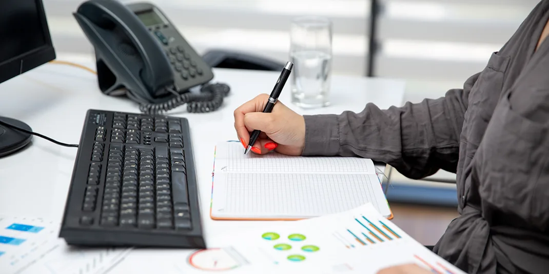 كيف تساهم التكنولوجيا في تحسين إدارة العملاء والفواتير؟